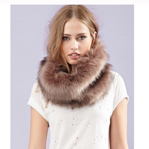 Forever 21 faux fur - Picture 2 of 6